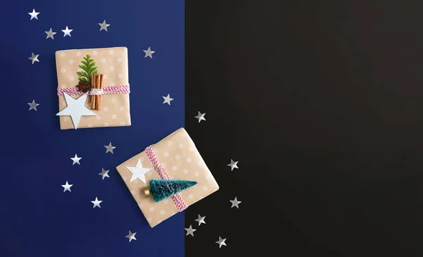 Scatole regalo di Natale fatte a mano con ornamenti — Foto Stock