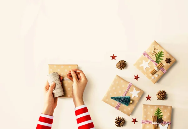 Persona haciendo cajas de regalo de Navidad —  Fotos de Stock