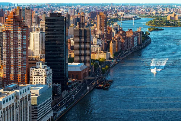 Vista aérea de East River e Manhattan em Nova York — Fotografia de Stock