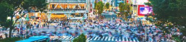 Shibuya, Tokyo, Japonya içinde ünlü kavşak kişi arası