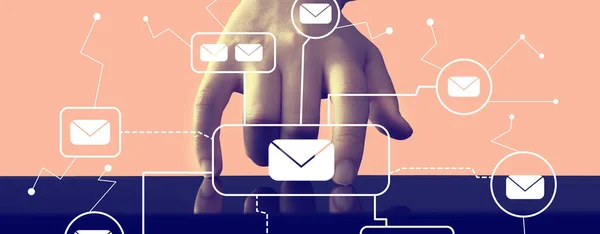E-postkoncept med handen trycker på en skärm — Stockfoto