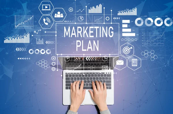 Marketingplan mit Person mit Laptop — Stockfoto