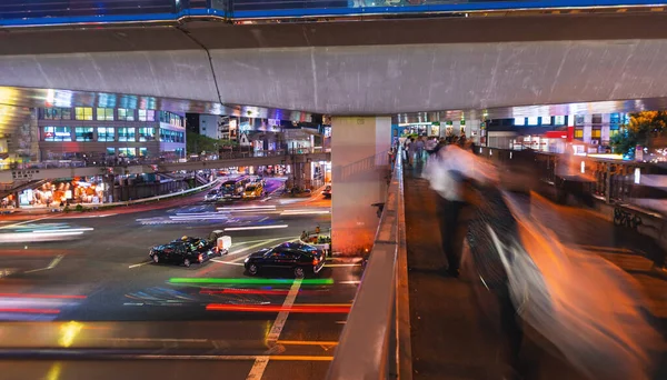 日本东京涩谷的行人和交通穿越繁忙的十字路口 — 图库照片