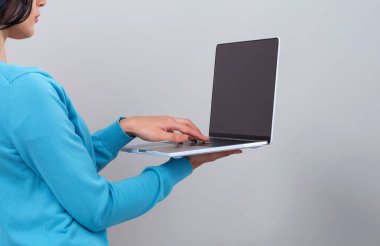 Dizüstü bilgisayarı olan genç bir kadın.