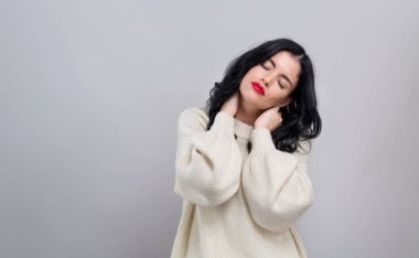 Baş ağrısı çeken genç bir kadın.