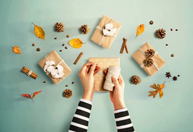 Hediye kutuları yapan kişi