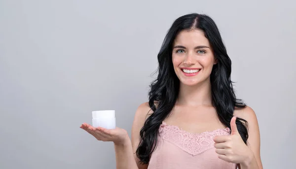 Bella giovane donna con tema la cura della pelle — Foto Stock