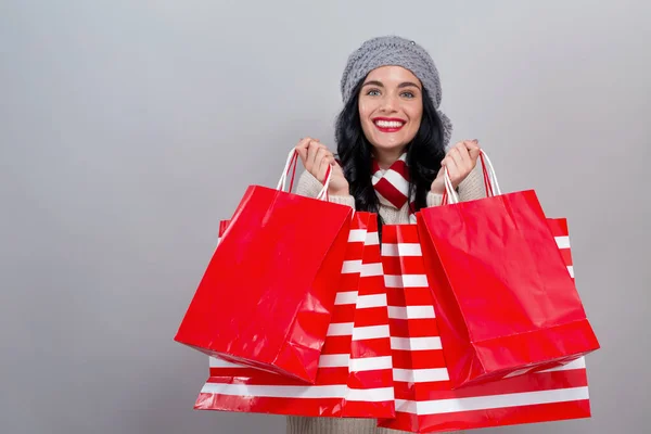 Glad ung kvinna som håller i shoppingväskor — Stockfoto