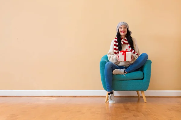 Mujer joven sosteniendo una caja de regalo — Foto de Stock