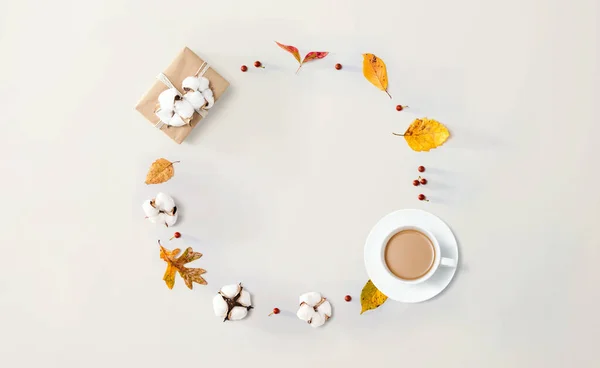 Herbstthema mit einer Tasse Kaffee und einer Geschenkbox — Stockfoto