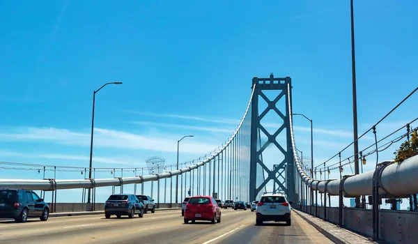 O trânsito passa pela Bay Bridge em São Francisco, CA — Fotografia de Stock