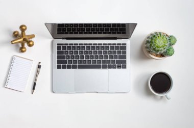 Ofis malzemeleriyle dizüstü bilgisayar çalışma istasyonu