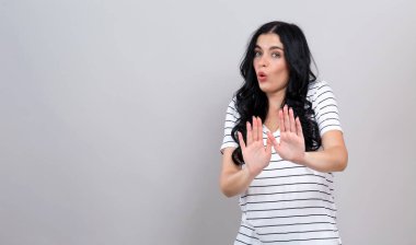 Genç kadın bir ret poz yapma