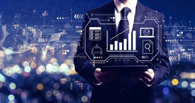 Pazarlama kavramı ile bir tablet tutan işadamı