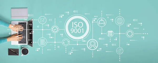 ISO 9001 avec personne utilisant un ordinateur portable — Photo