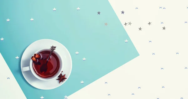 Herbata cynamonowa z gwiazdami confetti — Zdjęcie stockowe