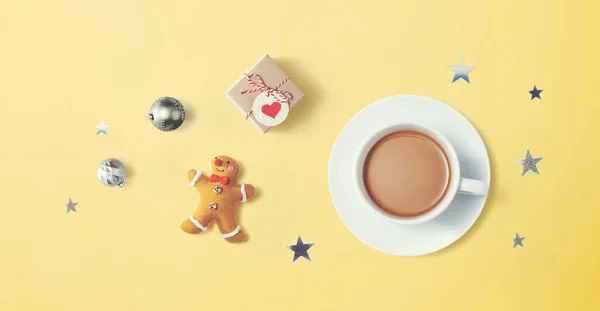 Adornos navideños con una taza de café — Foto de Stock