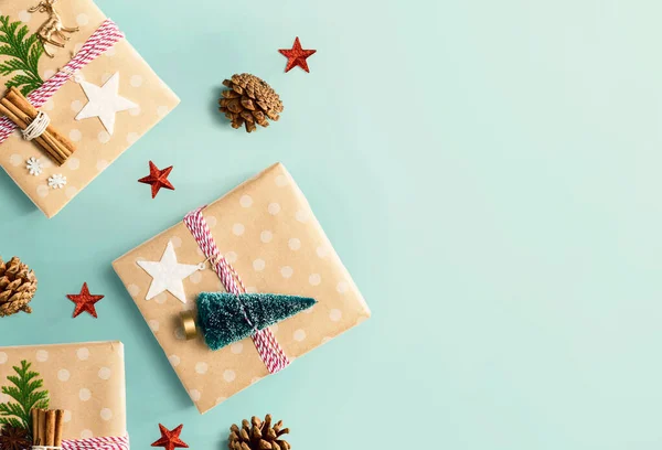 Handgemachte Weihnachtsgeschenkboxen mit Ornamenten — Stockfoto