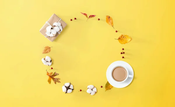 Bir fincan kahve ve hediye kutusuyla sonbahar teması — Stok fotoğraf