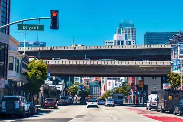 Traffico viaggia lungo la strada nel centro di San Francisco, CA — Foto Stock