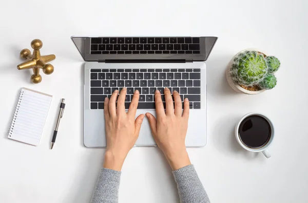 Laptop werkstation met kantoorbenodigdheden — Stockfoto