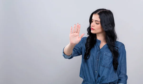 Jovem mulher fazendo uma pose de rejeição — Fotografia de Stock