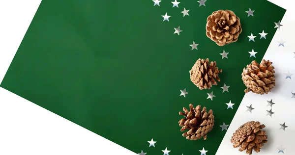 Рождественские шишки со звездой конфетти — стоковое фото