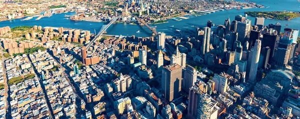 Lower East Side de Manhattan con Brooklyn al fondo — Foto de Stock
