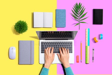 Dizüstü bilgisayar kullanan kişi