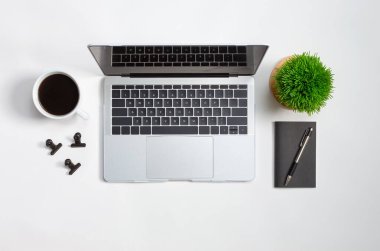 Ofis malzemeleriyle dizüstü bilgisayar çalışma istasyonu