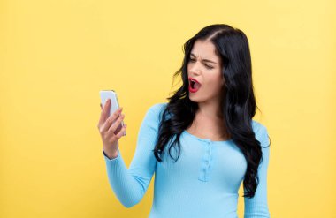 Genç kadın telefonunu bakarak
