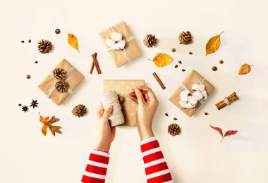 Hediye kutuları yapan kişi