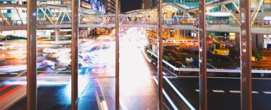 Trafik ve Osaka geceleri hareketli insanlar
