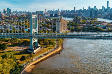 New York 'taki Randalls Adası' ndaki Triborough Köprüsü 'nün hava görüntüsü.
