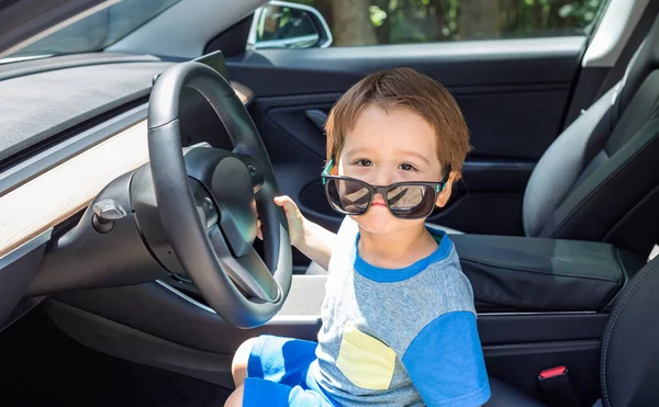 Хлопчик Тоддлер грає в машині — стокове фото