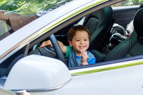 Kleinkind spielt im Auto — Stockfoto