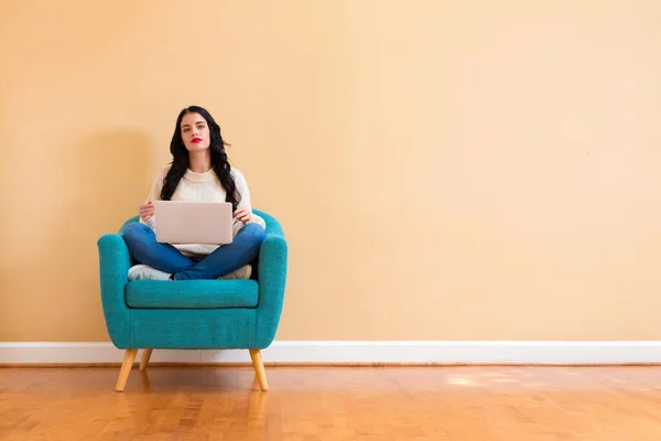 Giovane donna con un computer portatile — Foto Stock