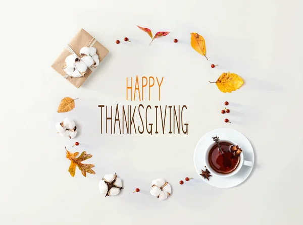 Mensagem de Ação de Graças com folhas de outono e chá — Fotografia de Stock