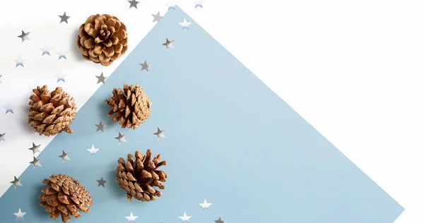 Kerst dennenappels met ster confetti — Stockfoto