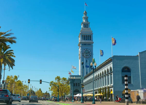 Tráfego passa o Ferry Building no centro de San Francsico — Fotografia de Stock