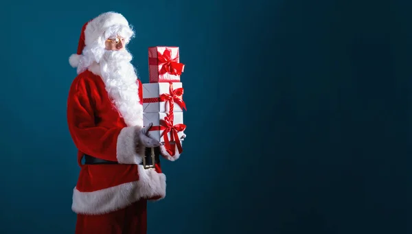 Weihnachtsmann hält Weihnachtsgeschenkboxen in der Hand — Stockfoto