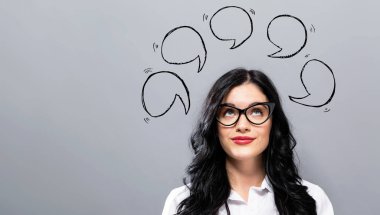 Genç iş kadını ile konuşma kabarcıkları