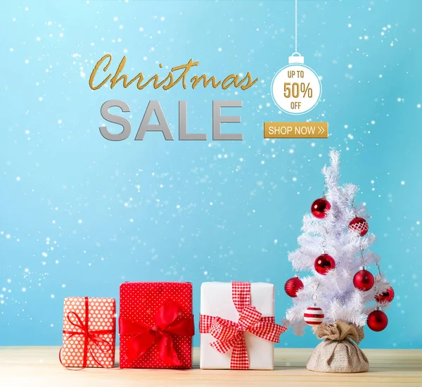 Christmas sale message with a Christmas tree and gift boxes — Stock Photo, Image