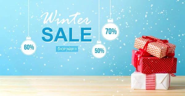 Mensaje de venta de invierno con cajas de regalo de Navidad —  Fotos de Stock