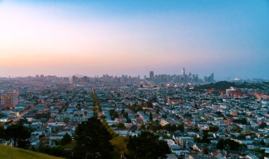 Alacakaranlıktaki San Francisco manzarası