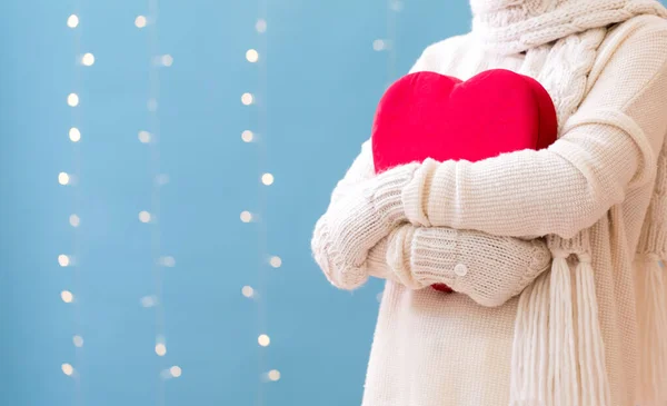 Jeune femme tenant un grand coeur Saint-Valentin — Photo