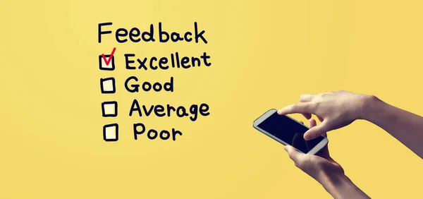 Feedback com a pessoa segurando smartphone — Fotografia de Stock