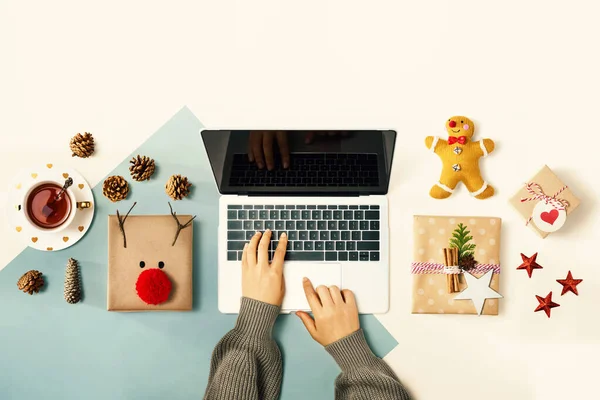 ラップトップコンピュータを使用して人とクリスマスのギフトボックス — ストック写真