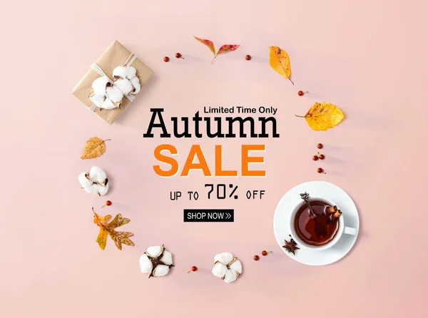 Banner de venta de otoño con hojas de otoño y té —  Fotos de Stock