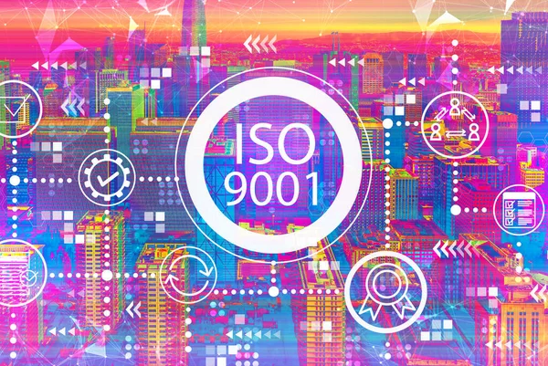 Концепция ISO 9001 с горизонтом центра Сан-Франциско — стоковое фото